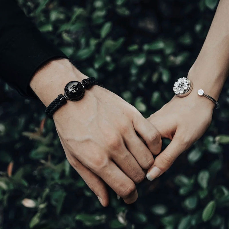 Wir sind mutig & We Bloom Smart Bracelets für die Liebe