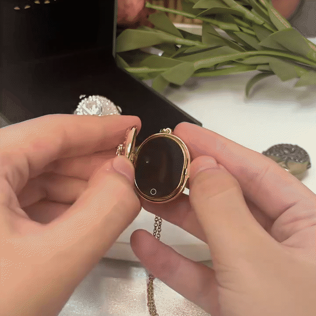 Ein Kurzvideo wird im Smart Locket abgespielt