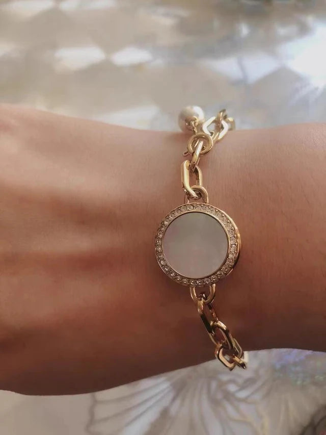 Reviewer’s chain bracelet worn on the wrist